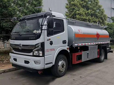 国六东风凯普特8吨油罐车